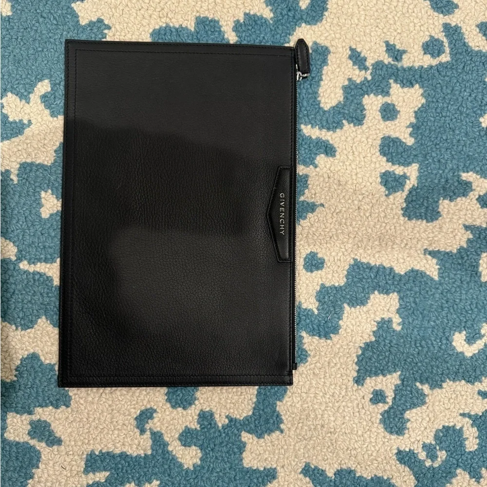 Givenchy Sugar Goatskin Large Antigona Pouch Black